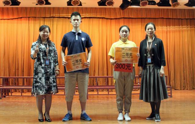 調(diào)整大小 11、蘇曉紅主任和張榮霞主任給獲得二等獎(jiǎng)的代表隊(duì)頒獎(jiǎng).jpg