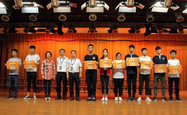 調(diào)整大小 13、楊繼強(qiáng)書記、李波書記和沈群書記給獲得優(yōu)秀獎(jiǎng)的代表隊(duì)頒獎(jiǎng).jpg