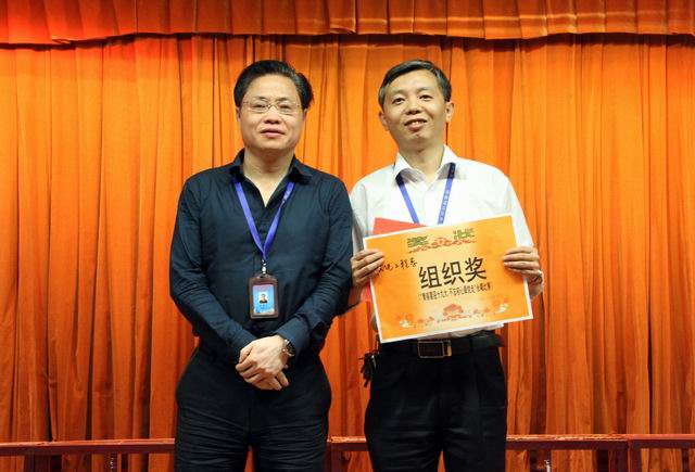調(diào)整大小 9、任建設(shè)副院長(zhǎng)給機(jī)電工程系頒發(fā)組織獎(jiǎng).jpg
