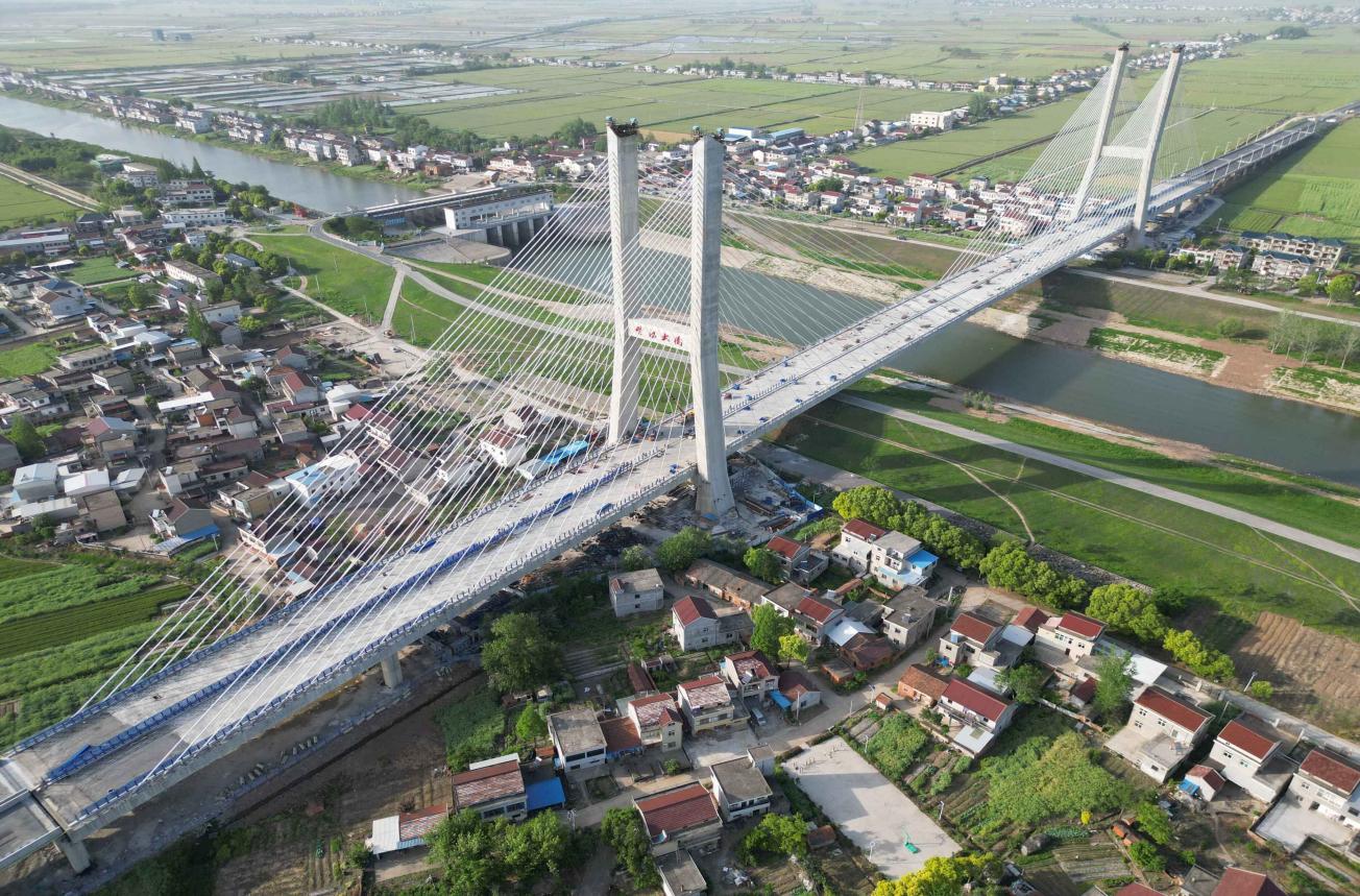 建設(shè)投資集團(tuán)（原路橋集團(tuán)）G347安九二期楊灣河特大橋。安徽建工集團(tuán)供圖