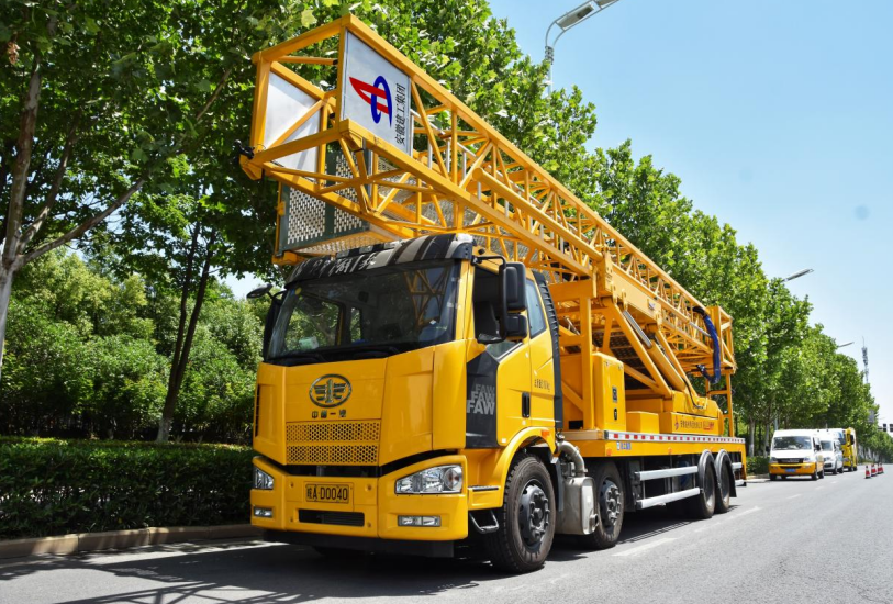 建工檢測(cè)橋檢車(chē)。